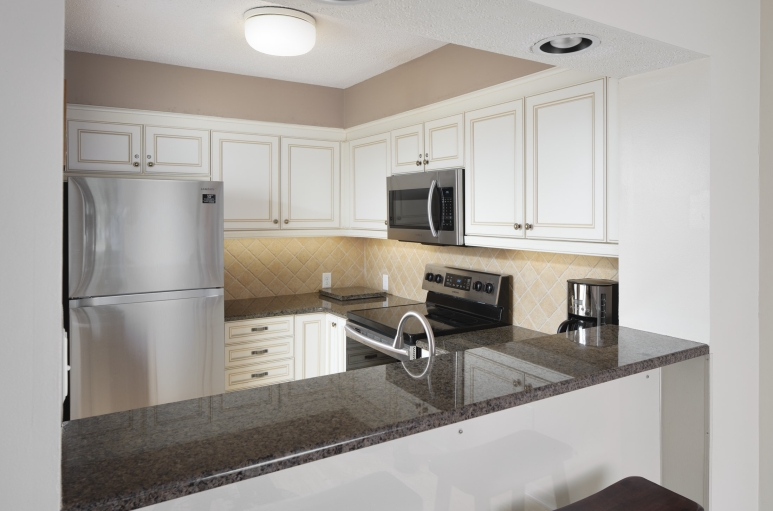 Laural Court Kichen with breakfast bar