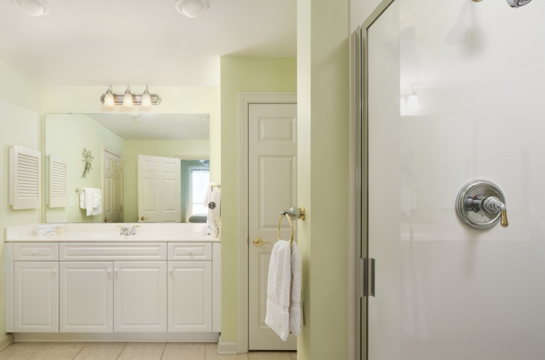 Margate tower bathroom with a stand-up shower