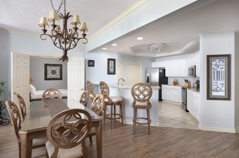 Margate dining room and kitchen with a brekfast bar