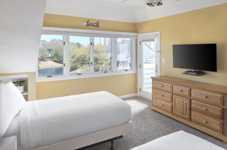 Windermere by the Sea double bed guest room with balcony access and lake view