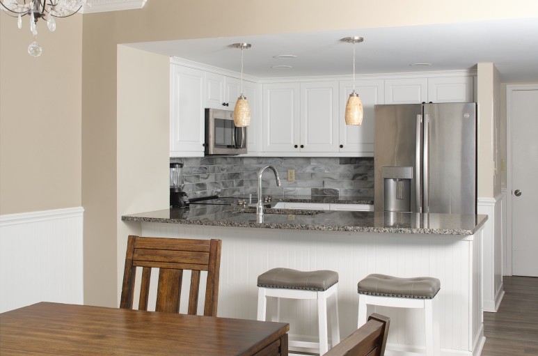 South Hampton kitchen with breakfast bar and dining table