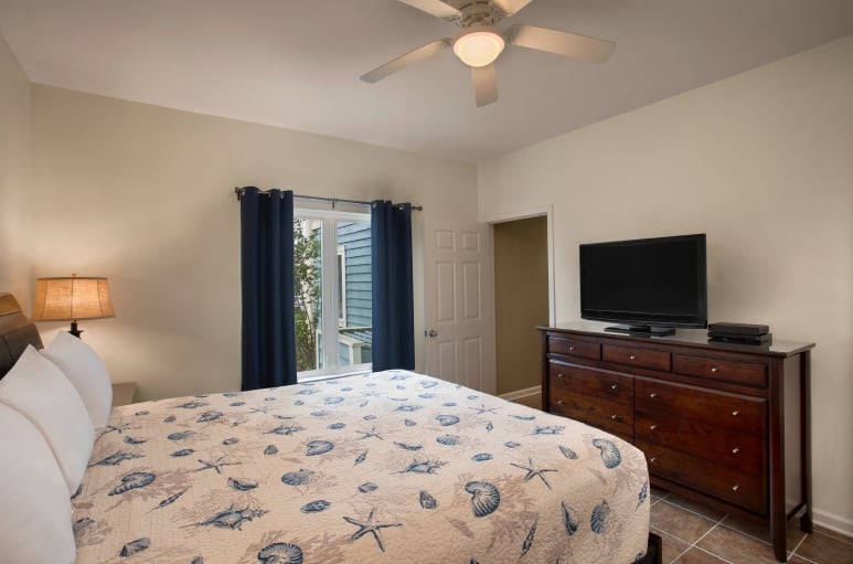 Villa King bed bedroom