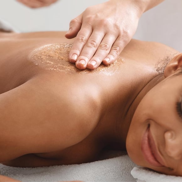 Back massage using creams at the Spa
