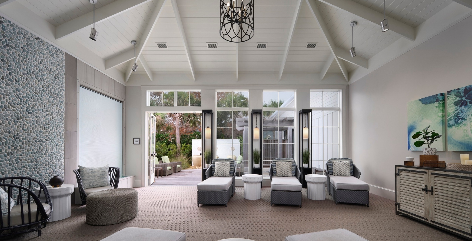 Spa33 Relaxation room with outside patio